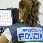 Una agente rastrea imágenes de menores a través de las redes