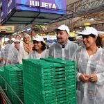 Teresa Rodríguez y Antonio Maíllo visitaron ayer una cooperativa en El Ejido (Foto: Efe)