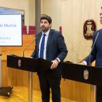 El presidente de la Comunidad, Fernando López Miras, junto al alcalde de Yecla, Marcos Ortuño, informó ayer de los asuntos tratados en el Consejo de Gobierno, celebrado en Yecla
