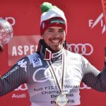 El italiano Peter Fill muestra sus trofeos tras proclamarse campeón del mundo en la modalidad de descenso