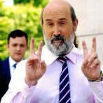 Javier Cámara encarna en la serie a un ministro pagado de sí mismo que aspira a ser presidente del Gobierno