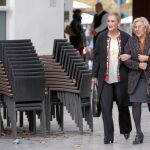 Cifuentes y Carmena comieron ayer con sus equipos en un restaurante de la Plaza de Santa Ana para «salvar escollos». Hace exactamente un año, las dos dirigentes almorzaron en el mismo sitio, con los mismos colaboradores, pasearon cogidas del brazo y prometieron limar asperezas