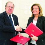 Juan Vicente Herrera y la ministra Fátima Báñez suscriben el convenio de colaboración.