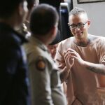 El español Artur Segarra (d) llega a una audiencia en el Tribunal Penal de Bangkok, Tailandia, hoy, 21 de abril de 2017.