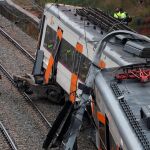 Trabajadores de emergencias trabajan en el lugar en el que ha descarrilado el tren entre Terrassa y Manresa
