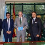 Francisco de la Torre, Alcalde de Málaga; Nikhil Seth, Secretario General Adjunto de las Naciones Unidas y Director Ejecutivo de UNITAR; Manuel Azuaga, Presidente de Unicaja Banco; Alex Mejía, Director de División y Responsable de la Red Cifal de UNITAR; y Enrique Sánchez del Villar, Consejero Delegado de Unicaja Banco