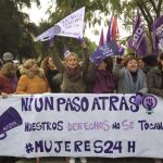 Imagen de los manifestantes a las puertas del parlamento andaluz