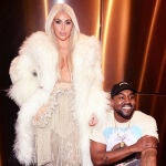 Kim Kardashian reaparece tras su maternidad con nuevo look rubio platino