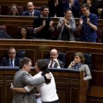 Pablo Iglesias abraza a Xavier Domenech
