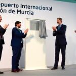 De izda. a dcha. Maurici Lucena, presidente de Aena; Fernando López Miras, presidente de la Región; su majestad el Rey Felipe VI; y el ministro de Fomento, José Luis Ábalos