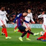 Messi trata de disparar en presencia de varios jugadores del Sevilla / Reuters