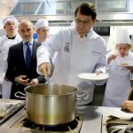 El presidente del PP de Castilla y León, Alfonso Fernández Mañueco, acompañado de Jesús Julio Carnero y Víctor Caramanza, visita la Escuela Internacional de Cocina de Valladolid