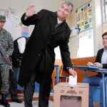 El presidente saliente, Rafael Correa, ayer, en el momento de depositar su voto en un centro electoral en Quito.
