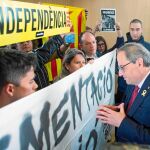 Los CDR increparon ayer a Quim Torra por retirar los lazos amarillos en un acto de JxCAT en Sabadell / Efe