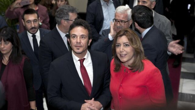La presidenta de la Junta de Andalucía, Susana Díaz, junto al alcalde de Cádiz, José María González, a su llegada hoy al Ayuntamiento gaditano, en su primera visita que realiza en esta legislatura a dicho Consistorio