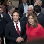 La presidenta de la Junta de Andalucía, Susana Díaz, junto al alcalde de Cádiz, José María González, a su llegada hoy al Ayuntamiento gaditano, en su primera visita que realiza en esta legislatura a dicho Consistorio