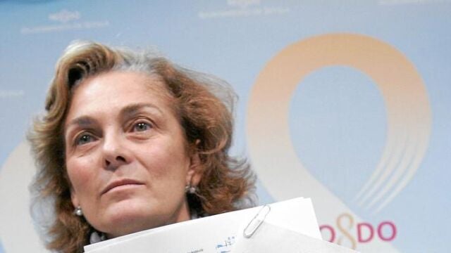 La concejal Lola de Pablo-Blanco muestra el recurso presentado