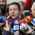 El líder del PSOE en Castilla-La Mancha, Emiliano García-Page, atiende a los medios a su llegada a la reunión que el Comité Federal.