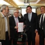 Imagen de archivo de una reunión entre sindicatos y patronal.