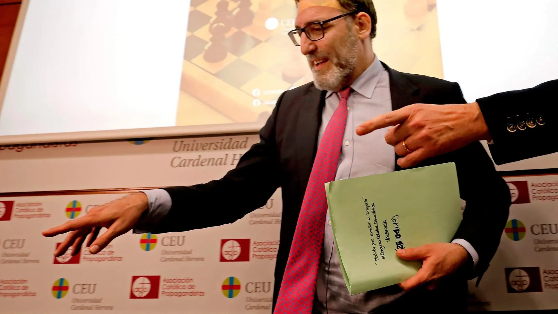 El magistrado de la Audiencia Nacional Eloy Velasco ha asegurado hoy en València que él le hubiese aplicado a Eduardo Zaplana la prisión atenuada (en el domicilio), en lugar de la preventiva, porque "un caso de leucemia tan grave no se puede curar en un sitio tan poco aséptico como un centro penitenciario"