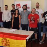 Sarrión posa junto a los miembros de la recién creada Asamblea de IU en Peñaranda