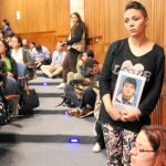 Una mujer sostiene el retrato de un familiar desaparecido esta semana en un acto público, ayer, en Bogotá
