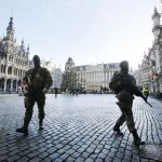 Soldados belgas patrullan en la Grand Place de Bruselas