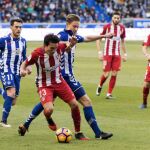El centrocampista argentino del Atlético de Madrid, Nico Gaitán , controla la pelota ante el defensa francés del Deportivo Alavés Marcos Llorente