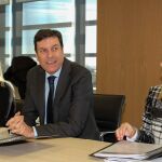 El consejero de Empleo, Carlos Fernández Carriedo, junto a Inmaculada Matías y Amparo Sanz
