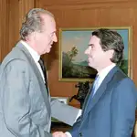 El Rey Don Juan Carlos, durante la audiencia que mantuvo con José María Aznar en el año 2000