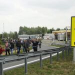 Refugiados caminan de Nickelsdorf a Viena (Austria) tras cruzar la frontera