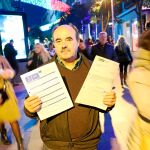 Julián González muestra los escritos que ha enviado al Consistorio, así como la misiva que deniega la entrada a la zona peatonal de Fuencarral, donde vive con su esposa