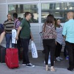 Fotografía facilitada por el Ministerio del Interior que muestra la llegada a España procedentes de Grecia 16 refugiados