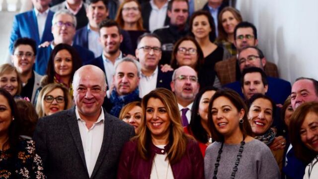 La presidenta de la Junta de Andalucía, Susana Díaz, en la foto de familia con todos los alcaldes de la provincia cordobesa, donde anunció que si es reelegida el 2D se compromete a la «gratuidad» de los libros de textos para los alumnos de entre 3 y 6 años / Foto: Efe