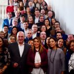 La presidenta de la Junta de Andalucía, Susana Díaz, en la foto de familia con todos los alcaldes de la provincia cordobesa, donde anunció que si es reelegida el 2D se compromete a la «gratuidad» de los libros de textos para los alumnos de entre 3 y 6 años / Foto: Efe