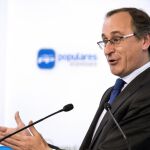 El presidente del PP vasco y ministro de Sanidad en funciones, Alfonso Alonso, durante la rueda de prensa que ofreció hoy