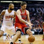 Pau Gasol captura un rebote frente a Tyson Chandler