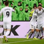 Guedes celebra con Gameiro el gol que clasifica al Valencia / Reuters