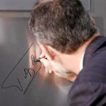Don Felipe estampa su firma en una imagen de archivo