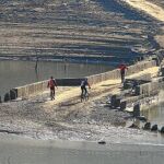 El bajo nivel de agua en el embalse de Bárcena del Bierzo (León) muestra el Puente del Camino Real de Carlos III