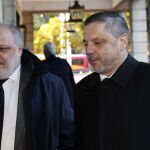 Fernando Mellet (derecha), junto a su abogado en los juzgados de Sevilla