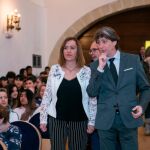 La delegada del Gobierno en Castilla y León, Virginia Barcones y el alcalde de Soria, Carlos Martínez, momentos antes del inicio la gala regional del Día Internacional de la Eliminación de la Violencia contra la Mujer