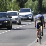 Dos ciclistas circulan por la carretera en una imagen de archivo. 