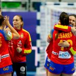Jugadoras de la selección femenina de balonmano celebrando su victoria ante Croacia.