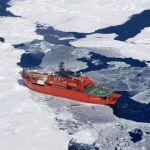 Fotografía de archivo facilitada por el departamento de medioambiente de Australia que muestra el rompehielo australiano de investigación y abastecimiento "Aurora Australis"en una localización desconocida.