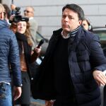 El ex primer ministro italiano, Matteo Renzi, llega a la reunión del partido ayer, en Roma