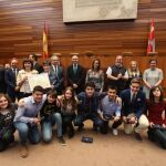 Fernando Rey, Silvia Clemente y representantes de las Cortes a los ganadores de la Liga de Debate de Bachillerato, el IES Lancia de León