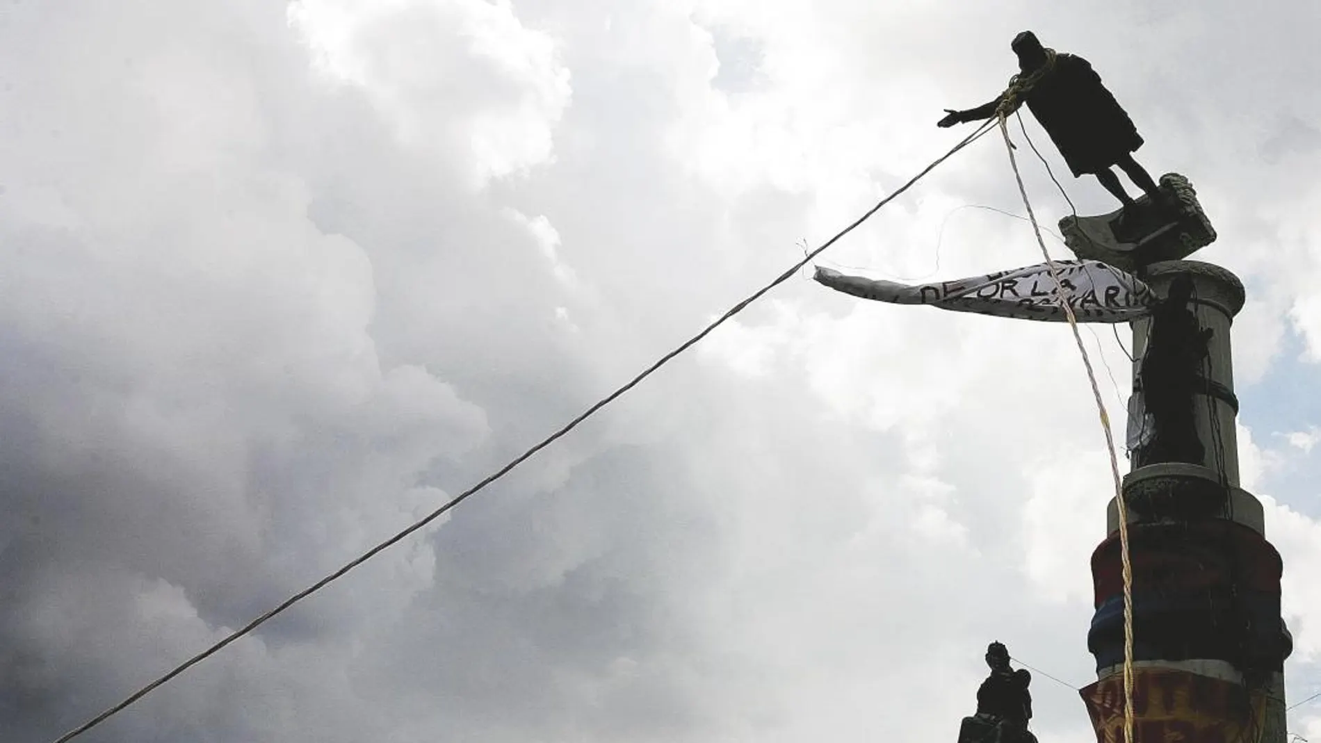 En otras partes del mundo también han retirado estatuas de Colón, como en Caracas (en la imagen)