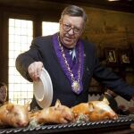 Alberto Cándido López cortando el cochinillo segoviano con plato, como ya lo hacía su padre