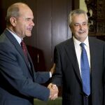 Los ex presidentes de la Junta, José Antonio Griñán (d), y el vicepresidente tercero del Gobierno y ministro de Política Territorial, Manuel Chaves.
